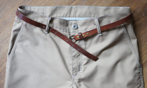 Détail chino beige ceinture fine cognac