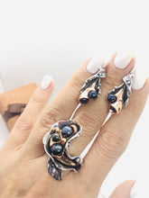 Load image into Gallery viewer, Gold-plated silver Ring with black pearls &quot;Akai&quot;
