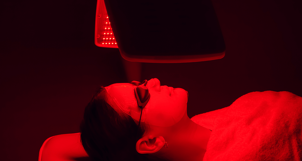 Terapia con LED rojos en el consultorio del dermatólogo.