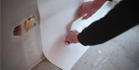 Tapete an Fußleiste mit Kunststoffspachtel zuschneiden