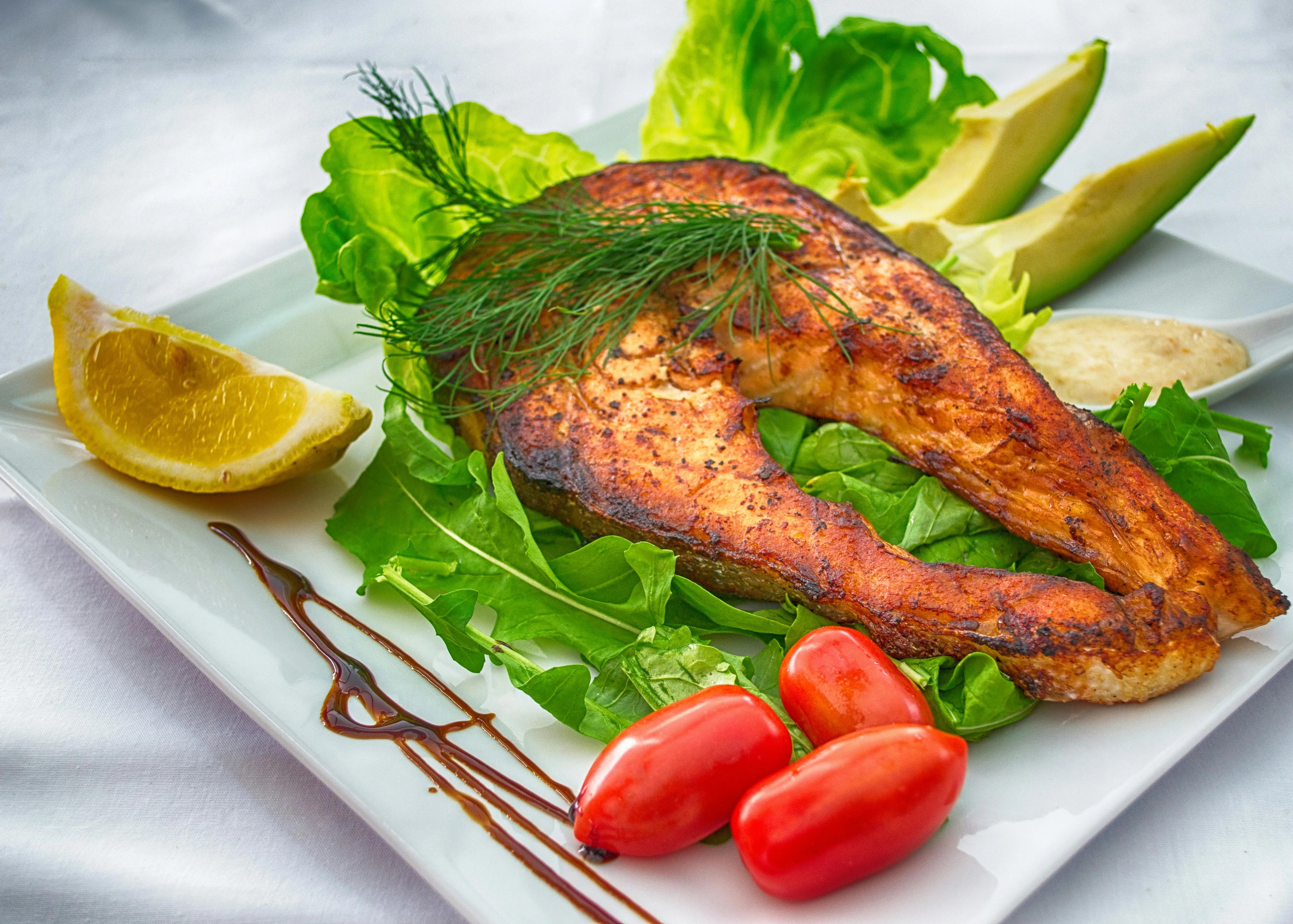 salmon steak with vegetables, a healthy option to manage salt sensitivity