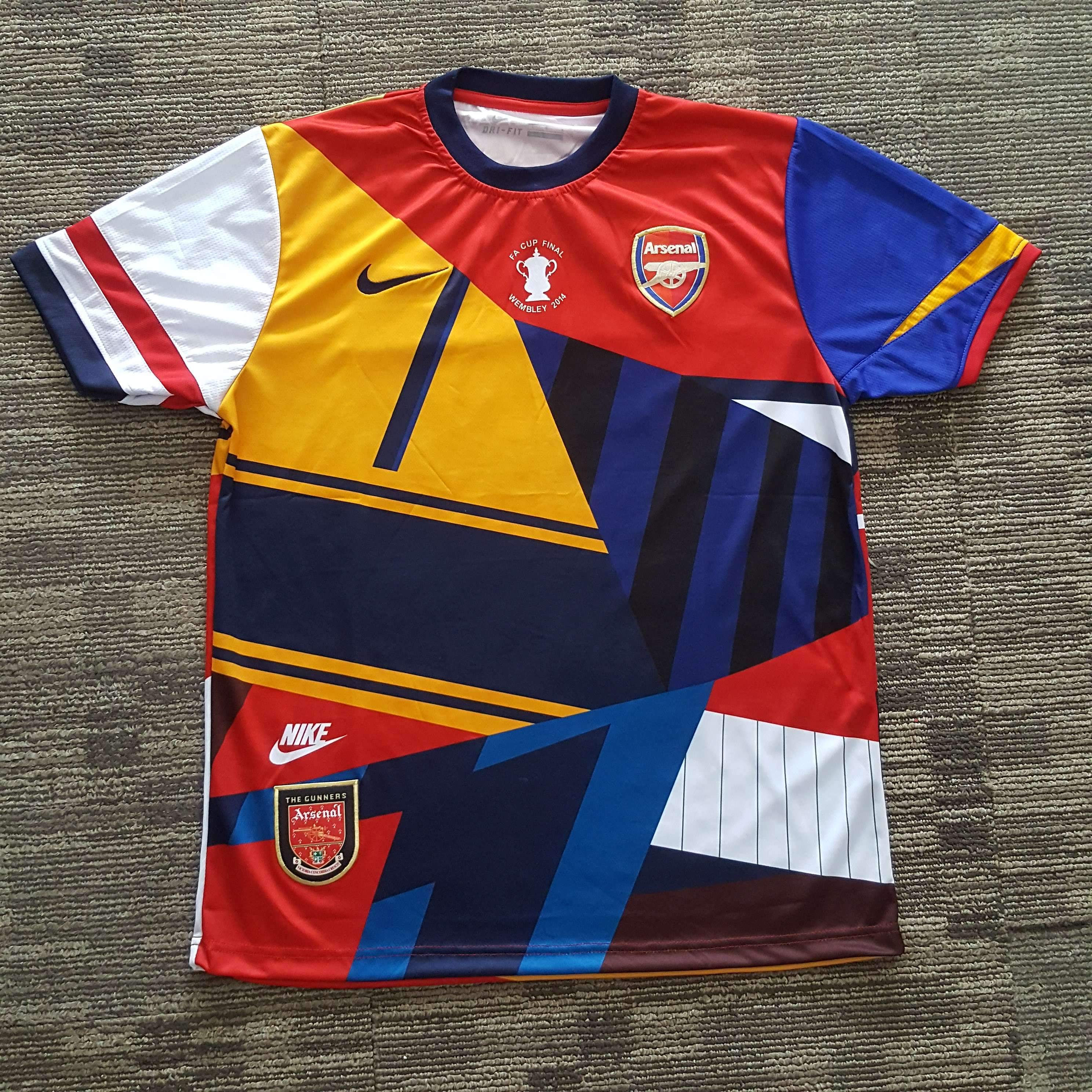 Ретро форма купить. Arsenal t Shirt Nike. Ретро футболка Арсенала. Старая футбольная форма. Футбольная форма Арсенал.