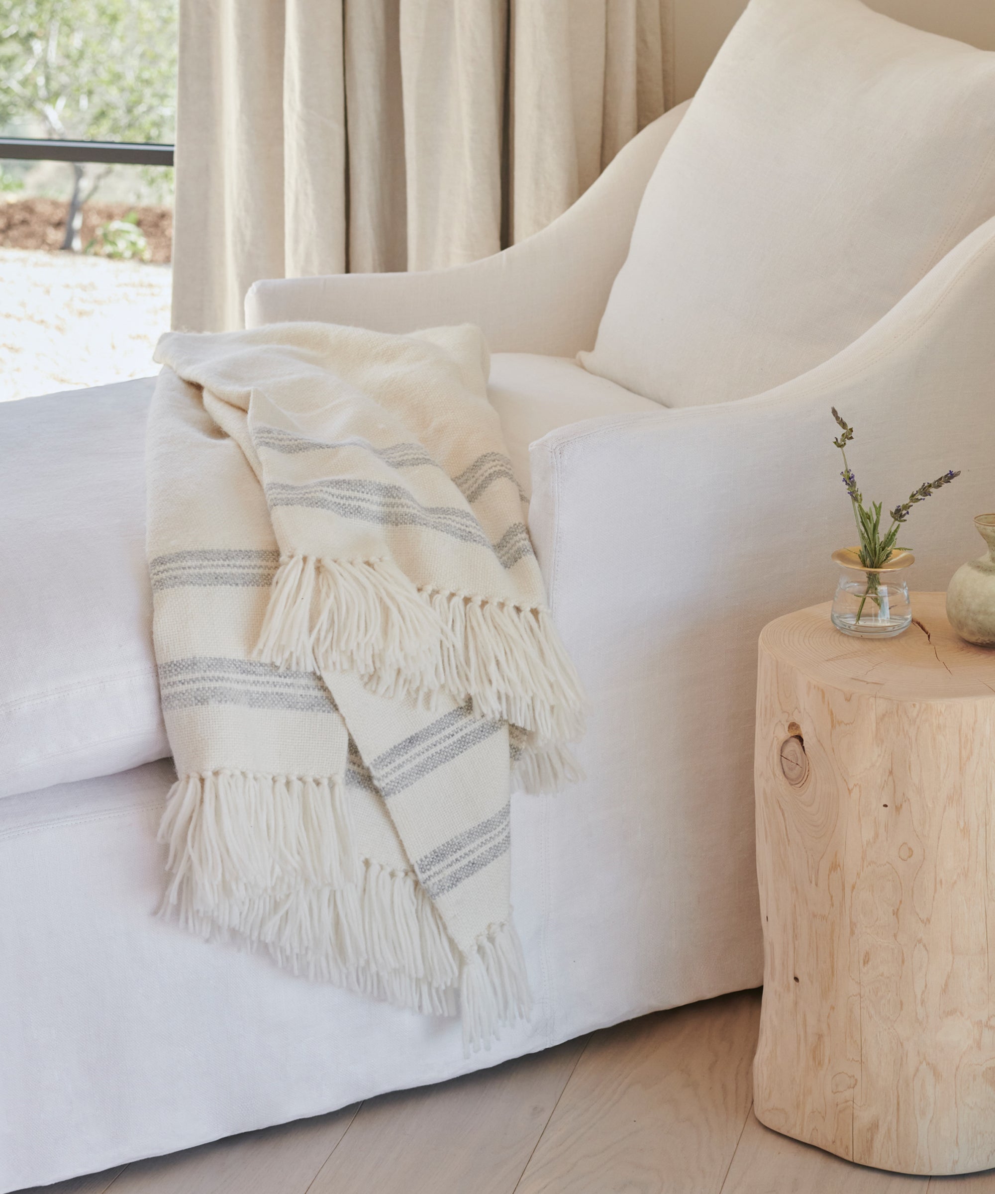 https://cdn.shopify.com/s/files/1/0565/1234/8333/products/alpaca-stripe-throw-blanket-1.jpg?v=1654222231