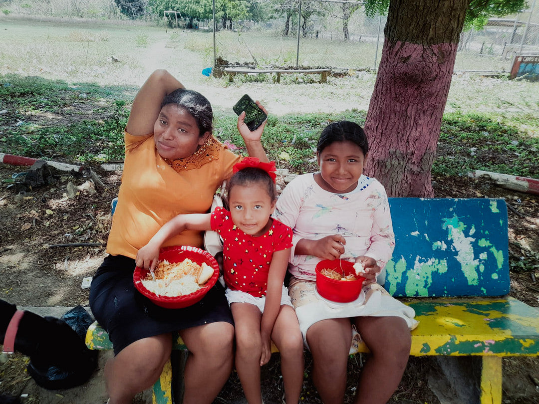 Familie an einem Event von Buy Food with Plastic in Nicaragua.