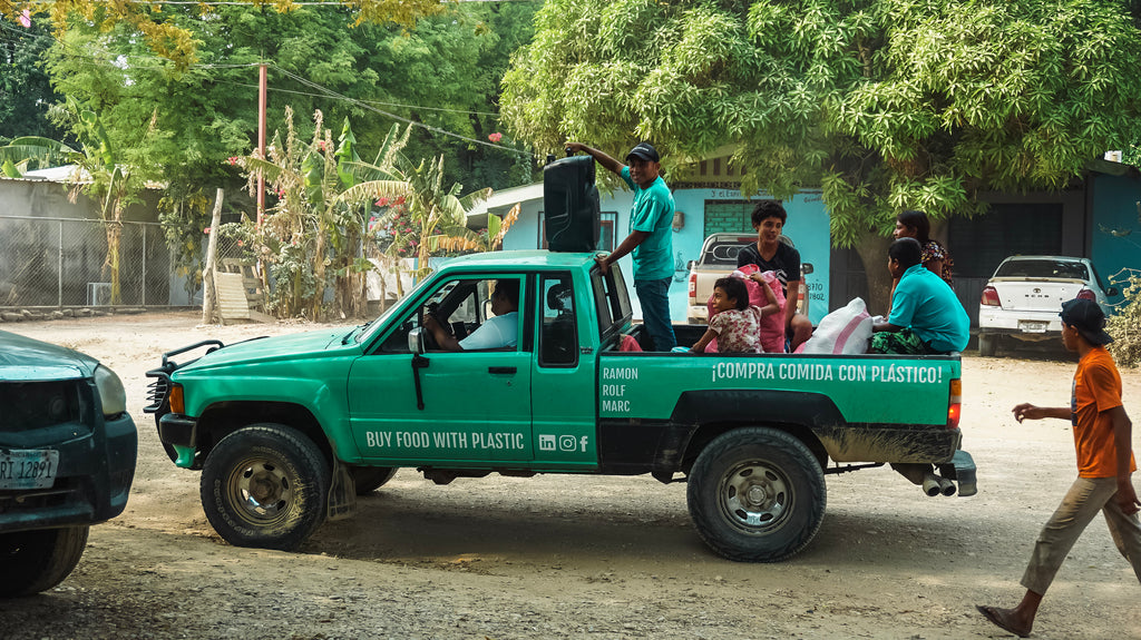 Der Pick-up-Truck von Buy Food with Plastic in Nicaragua mit den Namen von drei Spendern.