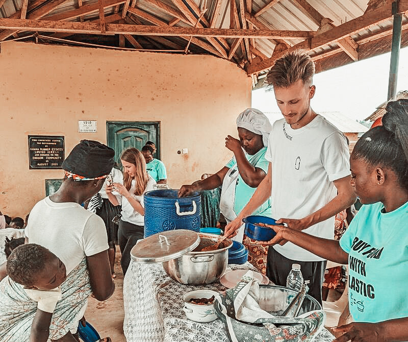 Unser Ehrenamtlicher, Lars, an einem Buy Food with Plastic Event in Ghana.