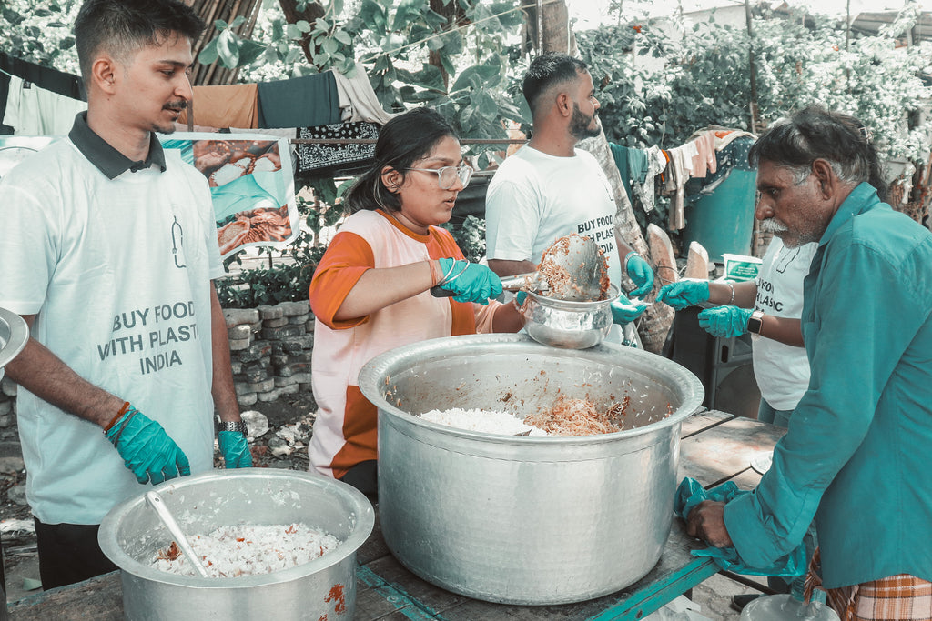 Helfer an einem Buy Food with Plastic Event in Mumbai, Indien