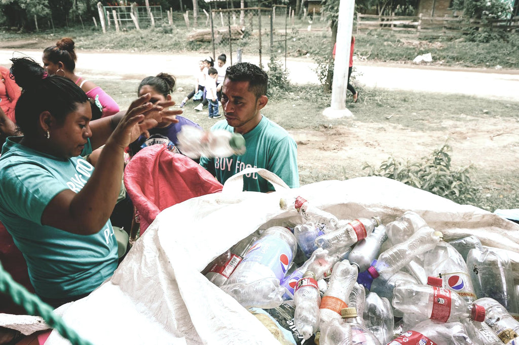 Zählung der von Buy Food with Plastic gesammelten Plastikflaschen in Nicaragua.