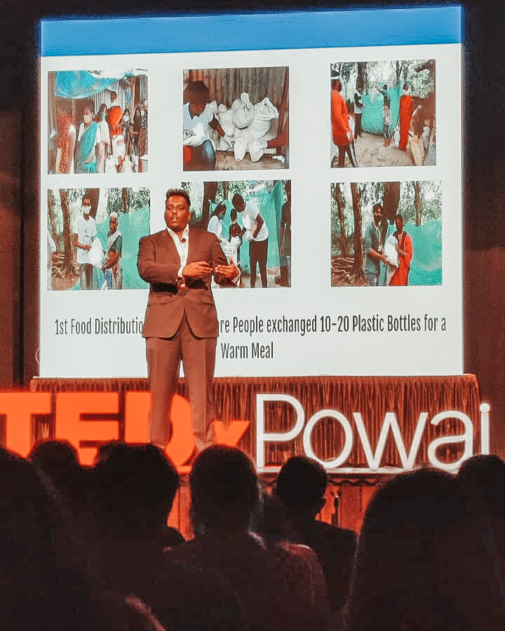 Shakti Yadav, Country Manager von Buy Food with Plastic in Indien, bei seinem Vortrag am TEDx Powai-Event.