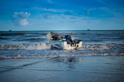 Bild eines Fischerbootes an der Küste von Tola, Nicagarua.