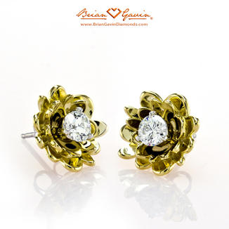 Diamond stud earrings with yellow gold jacket in the shape of a flower