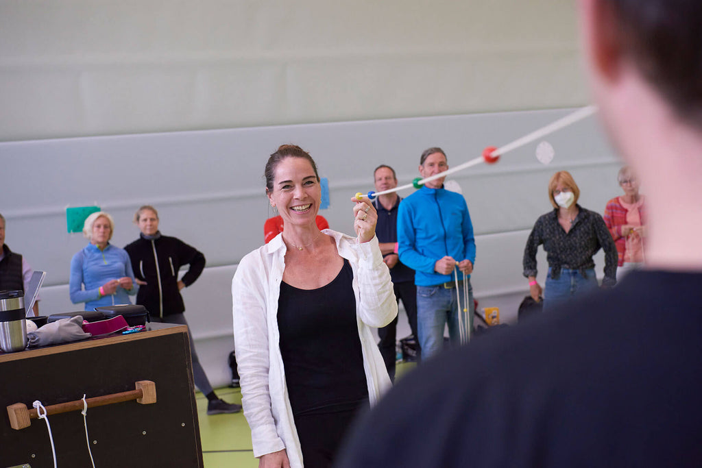 Frau hält das Ende eines ARTZT neuro Brock Strings mit der linken Hand auf dem Neuro Innovation Day 2022.