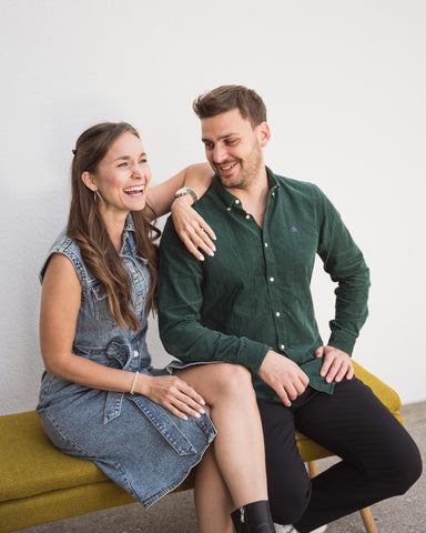 Die Co-Founder vom Start-up Juna Period, welches nachhaltige Periodenprodukte verkauft: Hera Zimmermann und Sebastian Dudli.