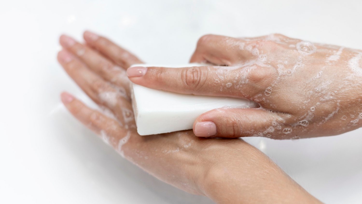 Что будет если умываться мылом. Крем для рук. Мыло для рук. Жидкое мыло умиват руке картинки. Картинка человек моет руки с мылом.