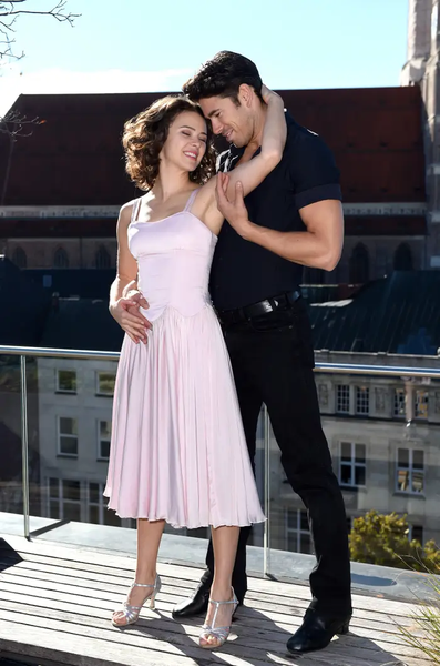 Couples costume featuring a couple dressed as Baby and Johnny from Dirty Dancing.