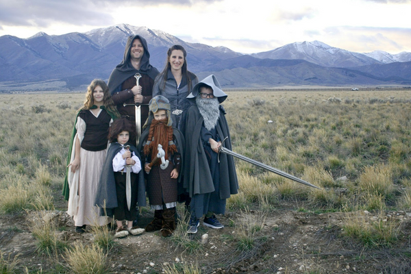 A family dressed in Lord of the Rings Halloween costumes, including Aragorn, Arwen, Gandalf, Frodo, Samwise, and Gimli.
