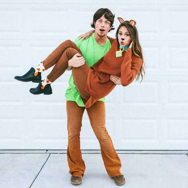 Couples costume featuring a couple dressed as Shaggy and Scooby-Doo.