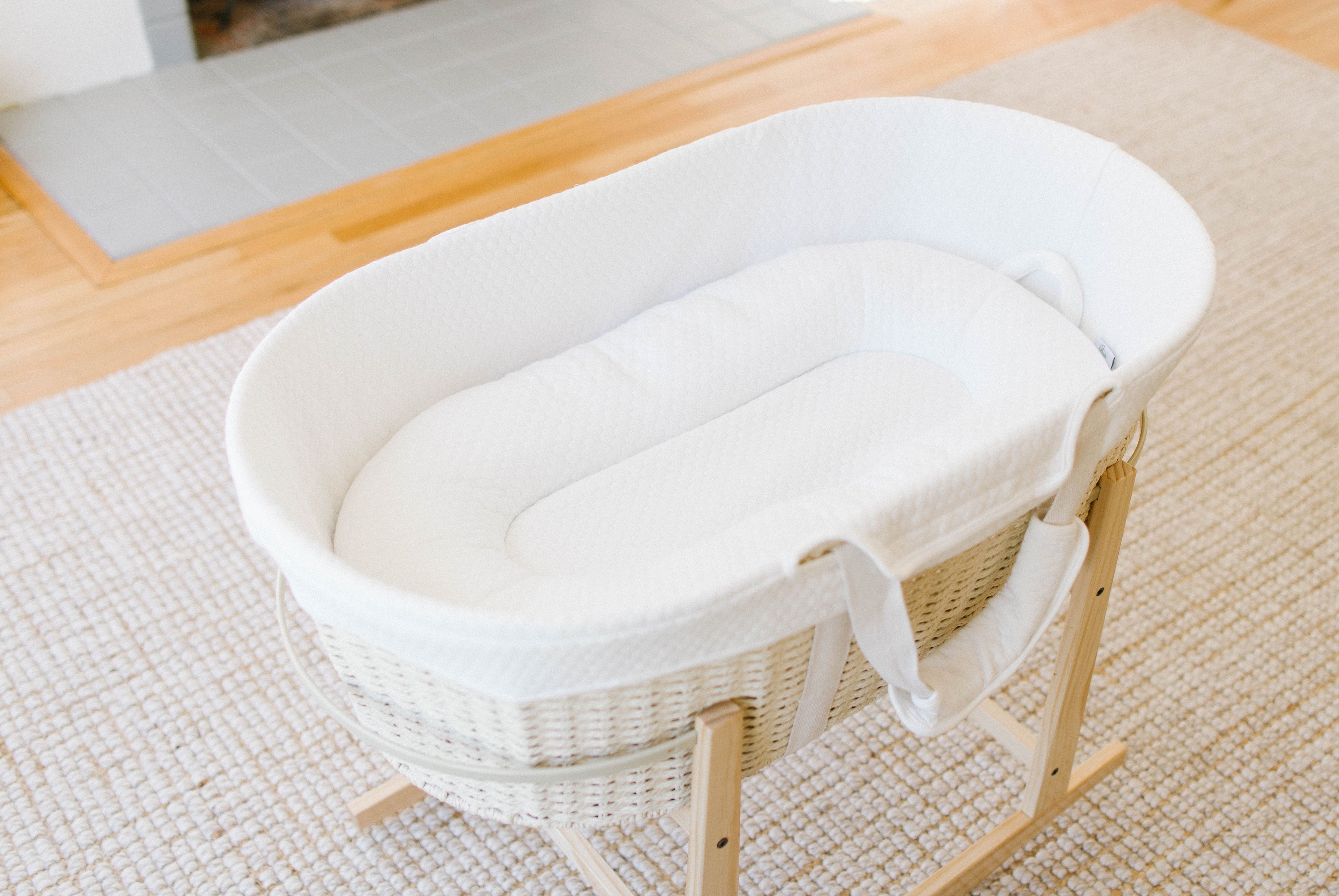 pod moses basket with stand