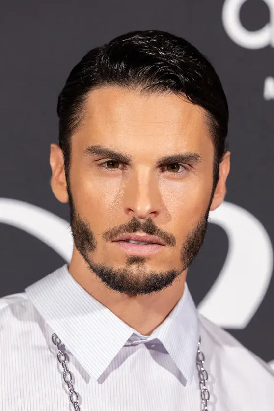 Baptiste Giabiconi chaîne autour du cou sur le photocall de la première édition du dîner de charité 