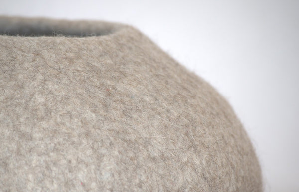 Grand Panier décoratif en laine feutrée. Dégradé de beige.  Produit artisanal , écologique et  durable