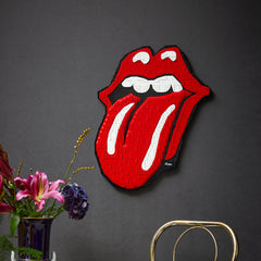 e zingen 'You Can't Always Get What You Want', maar met deze LEGO® Art The Rolling Stones (31206) set kunnen fans van rock-'n-roll en de Stones een van de meest onderscheidende logo's ooit bouwen. Breng een ode aan de beroemde rockband en ervaar hoe je steen voor steen een echt kunstwerk creëert. Toon je liefde voor muziek Maak het iconische logo van The Rolling Stones na in 3D als eerbetoon aan het 60-jarig bestaan van de band. Scan wanneer je aan de opvallende, organische vorm begint de QR-code en luister naar de soundtrack met bijna een uur aan speciale content waarmee je nog meer opgaat in je project. Maak het kunstwerk af met een handtekeningtegel van de Stones en hang het aan de muur, thuis of op kantoor. Welk kunstwerk ga jij maken? Betreed een creatieve zone en maak kennis met LEGO sets voor volwassenen. Ontspan je en bouw gedetailleerde kunstwerken die een ode brengen aan de wereld van entertainment, reizen, gamen, sport, wetenschap, technologie, motorsport en geschiedenis.