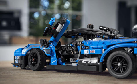 Sehen Sie sich das LEGO 42123 McLaren P1 GTR Senna an