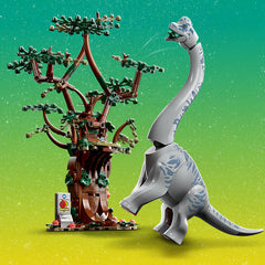 Beleef hetzelfde gevoel van ontzag dat dr. Ellie Sattler en dr. Alan Grant voelden toen ze voor het eerst de majestueuze Brachiosaurus zagen met deze LEGO® Jurassic World Brachiosaurus ontdekking (76960) set voor kinderen vanaf 9 jaar. De set bevat een verstelbare Brachiosaurus (de grootste LEGO dinosaurusfiguur tot nu toe) plus een bouwbare Jeep® Wrangler en een boom. De Jeep heeft ruimte voor de 3 minifiguren, dr. Alan Grant, dr. Ellie Sattler en John Hammond, en de boom heeft een uitkijkplatform en afneembare bladeren om de Brachiosaurus te 'voeren' zoals Alan Grant deed in de film.  Een nieuwe manier van bouwen Gun je kind een eenvoudig en intuïtief bouwavontuur met de LEGO Builder app. Hiermee kun je inzoomen en modellen in 3D draaien, sets opslaan en de voortgang bijhouden.  Dinopret Er zijn LEGO Jurassic World sets voor fans van alle leeftijden, of ze nu klassieke scènes uit de films of animatieserie willen naspelen of de indrukwekkende modellen willen bouwen en neerzetten  Dinosaurusspeelset voor fans van Jurassic Park – speel de ontmoeting met de Brachiosaurus na, een van de klassieke scènes uit Jurassic Park, met deze LEGO® Jurassic World Brachiosaurus ontdekking (76960) set De grootste LEGO® dinosaurus tot nu toe plus 3 minifiguren – inclusief een verstelbare Brachiosaurus figuur plus dr. Alan Grant, dr. Ellie Sattler en John Hammond Bouwbare Jeep® Wrangler – de authentiek gedetailleerde Jeep heeft ruimte voor de 3 minifiguren om in dezelfde posities te zitten/staan als in de scène in Jurassic Park wanneer ze de Brachiosaurus voor het eerst zien Bouwbare boom – de boom heeft een uitkijkplatform voor maximaal 3 minifiguren en afneembare bladeren om de Brachiosaurus te 'voeren'. Naast de boom staat een waarschuwingsbord LEGO® speelgoed voor kinderen vanaf 9 jaar – geef deze 512-delige Jurassic Park verzamelset als verjaardags- of kerstcadeau aan een kind dat dol is op dinosaurussen. Kinderen kunnen alleen of samen urenlang met de set spelen Bouw en combineer – de Brachiosaurus is ca. 24 cm hoog, 27 cm lang en 6 cm breed. Voor nog meer speelmogelijkheden kan deze set worden gecombineerd met andere LEGO® Jurassic World sets (apart verkrijgbaar) Intuïtieve instructies – de LEGO® Builder app begeleidt je kind tijdens een intuïtief bouwavontuur met functies waarmee het kan inzoomen, modellen kan draaien in 3D, sets kan opslaan en de voortgang kan bijhouden Verzamelsets – met LEGO® Jurassic World bouwsets kunnen kinderen (en volwassen fans) scènes uit de films en animatieserie naspelen, hun eigen unieke verhalen verzinnen of de bouwmodellen een mooi plekje geven Topkwaliteit – LEGO® stenen voldoen aan strenge kwaliteitsnormen, waardoor ze gemakkelijk in elkaar te zetten en uit elkaar te halen zijn Veiligheid staat voorop – LEGO® stenen en onderdelen worden gegooid, verhit, geplet, gedraaid en grondig geanalyseerd om er zeker van te zijn dat ze voldoen aan strikte wereldwijde veiligheidsnormen