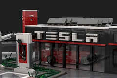 Welkom bij Tesla Centers vandaag verandert de wereld en komen elektrische voertuigen op onze wegen om plaats te maken voor ecologie, het lijkt mij noodzakelijk om deze set te bouwen. Je kinderen zullen het ook kunnen bouwen en plezier hebben met de set. Geïnspireerd door huidige teslacentra en geschikt voor modulair. Zodat het perfect past in de reeds bestaande set. De set bestaat uit een ruimte gewijd aan de verkoop van Tesla-voertuigen bij de verkoper en zijn kleurenpaletmuur om zijn Tesla-voertuig te personaliseren, evenals een ruimte voor de technicus met 2 garagedeuren die kunnen worden geopend dankzij een roldeursysteem zodat auto's kunnen het technisch centrum betreden en onderhoud of updates aan het voertuig uitvoeren  Met zijn 3 superchargers op de parkeerplaatsen voor elektrische voertuigen kunnen maximaal 3 auto's tegelijkertijd worden opgeladen.  Deze set bevat ook 4 voertuigen: een Model Y, twee Model S en een Cybertruck. Het is een geweldige kans voor Lego-enthousiastelingen en Tesla-fans om hun eigen gedetailleerde en functionele hub te bouwen.