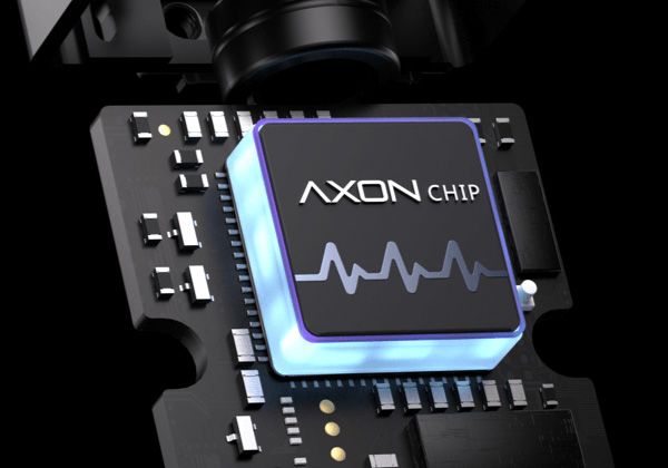 The Luxe Q2 uses an AXON chip to regulate flavour