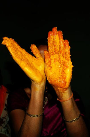 turmeric-hands