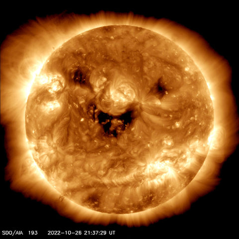 La nasa à prise en photo le soleil nous offrant un grand sourire - Origine de la photo le site Twitter de la NASA