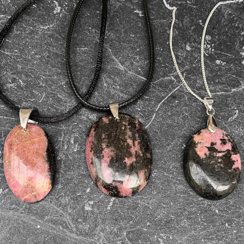 Pendentifs avec rhodonite naturelle chez oussia.com