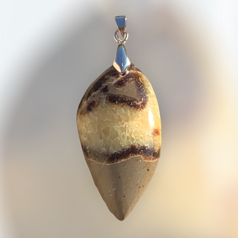 Pendant in septaria and yellow calcite