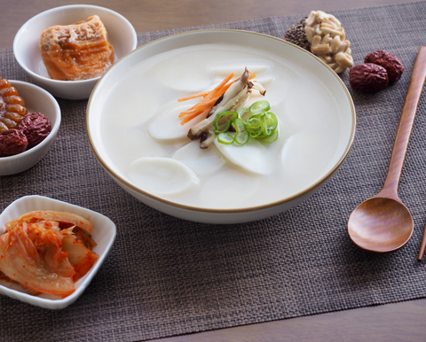 tteokguk - pietų korėjos tradicinis naujametinis patiekalas