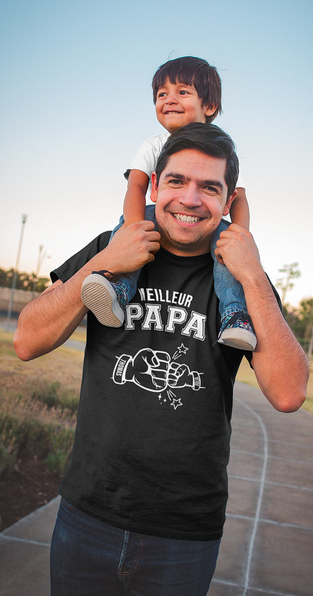 Papa et enfant portant fièrement leur T-shirt "Meilleur Papa" personnalisé avec leurs prénoms
