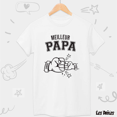 Gros plan sur le T-shirt "Meilleur Papa", montrant les prénoms personnalisés du papa et de l'enfan