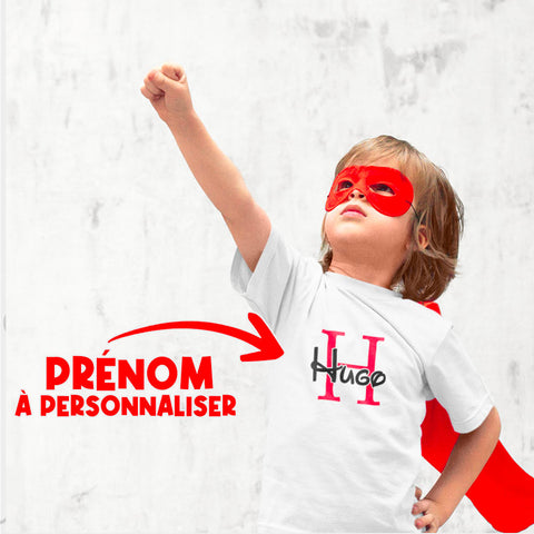 Enfant déguisé en super héros avec sont t-shirt personnalisé avec son prénom