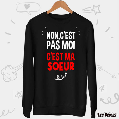 Vue rapprochée du design humoristique du pull, avec la phrase écrite en gros