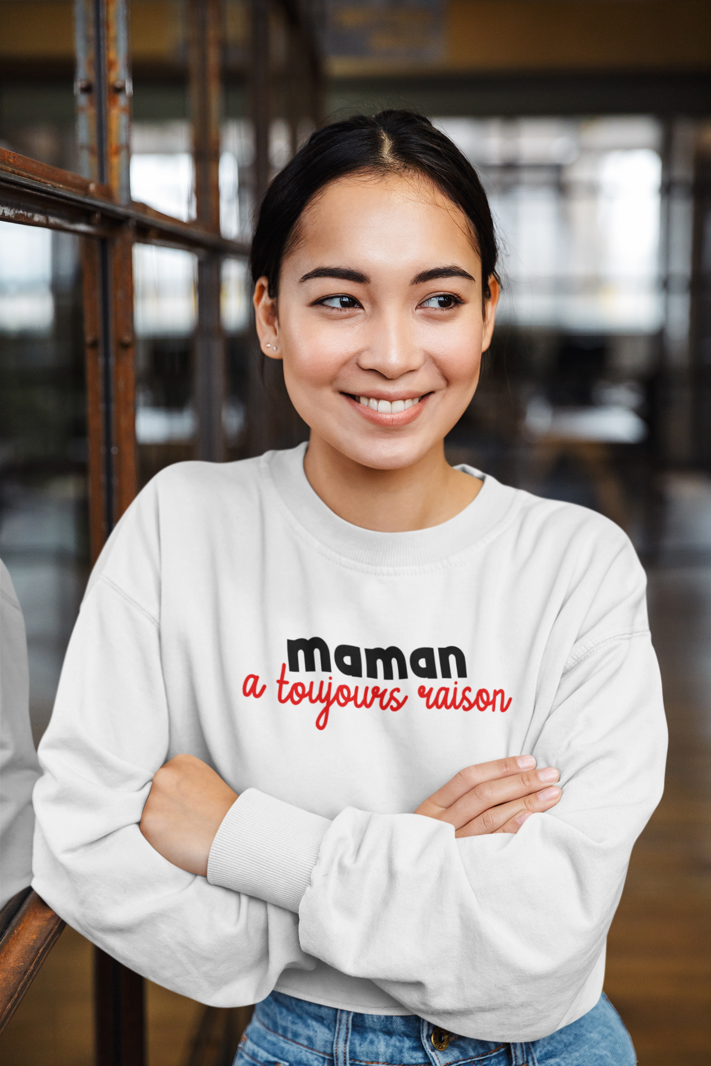 Maman relax en pull "Maman a toujours raison", prenant un moment pour elle