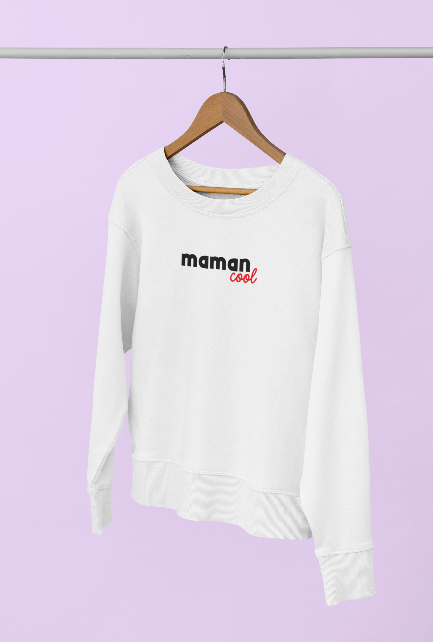 Vue d'ensemble du pull "Maman Cool", mettant en lumière son design chic et décontracté