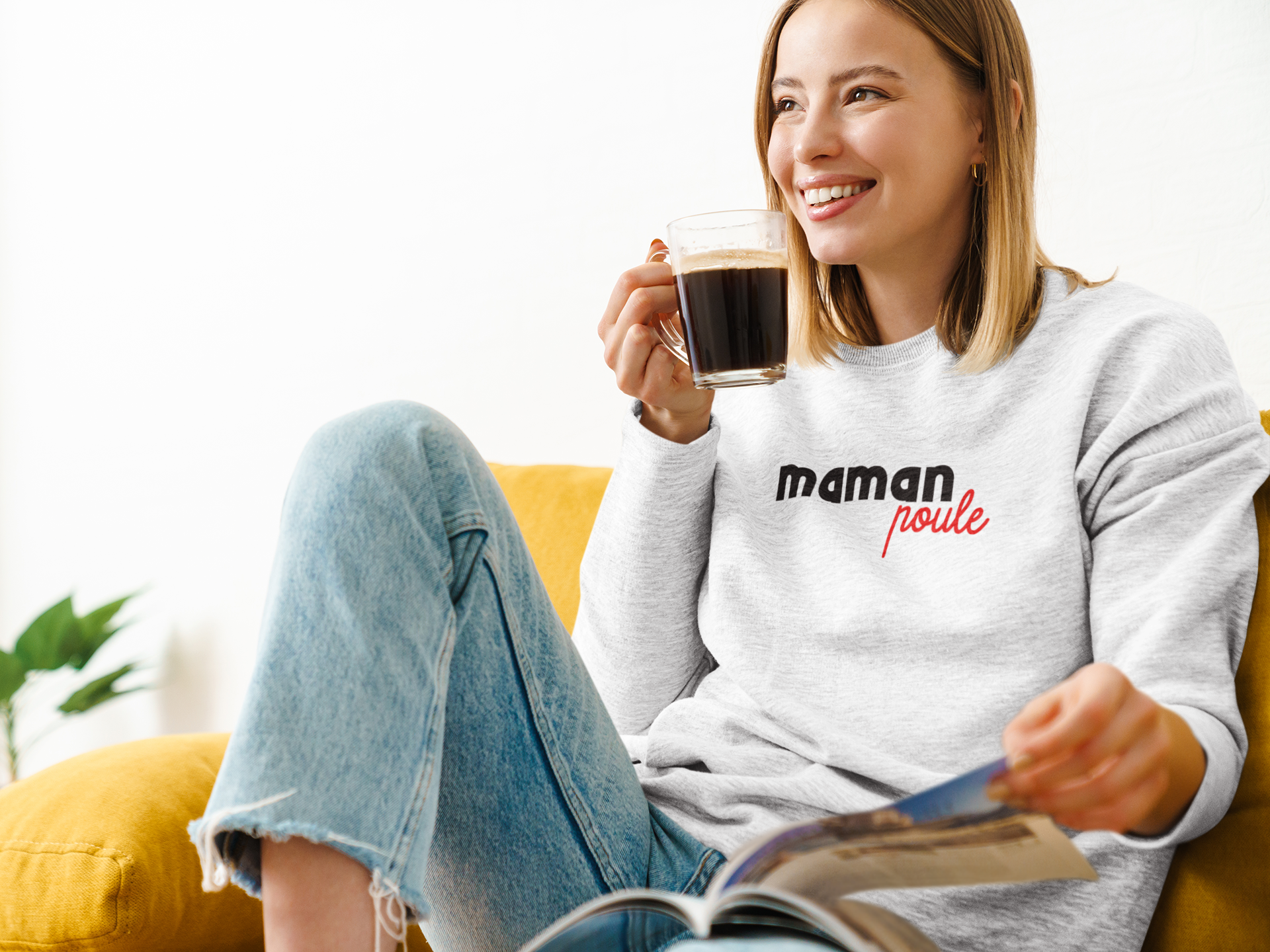 Maman radieuse portant le pull "Maman Poule", mettant en avant son rôle protecteur et sa douceur.