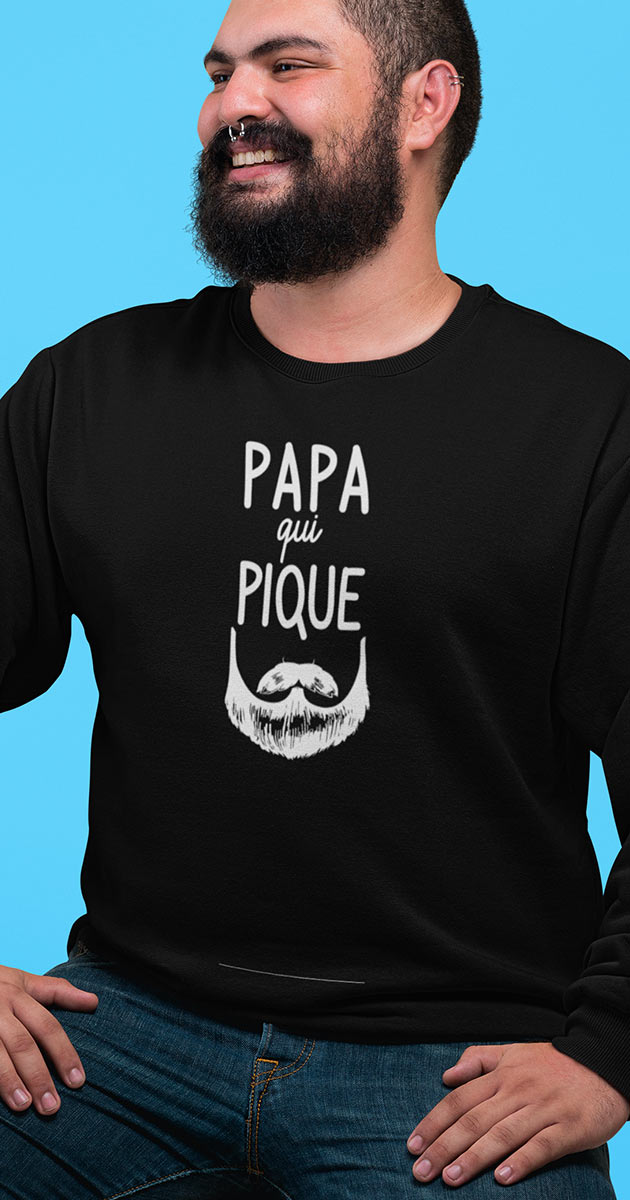 Papa éclatant de rire, vêtu de son pull "Papa Qui Pique" évoquant des moments joyeux