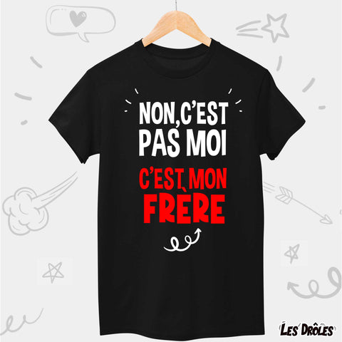 Gros plan sur l'imprimé du t-shirt, dévoilant le design amusant et la qualité du texte