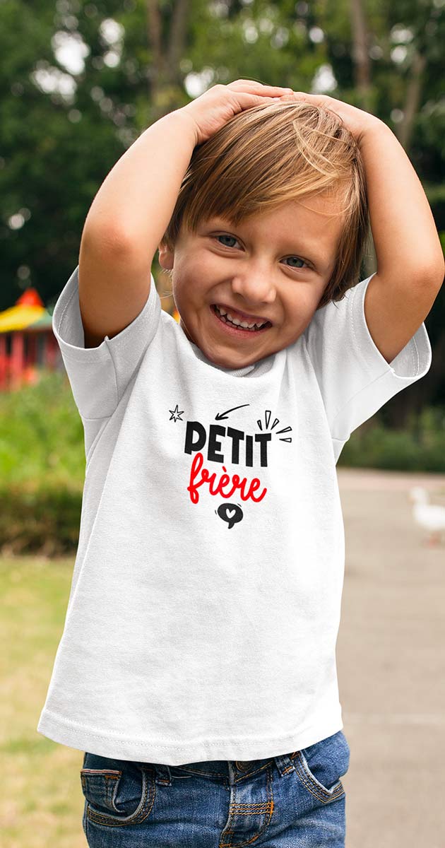 Jeune garçon riant tout en portant le t-shirt "Petit Frère"