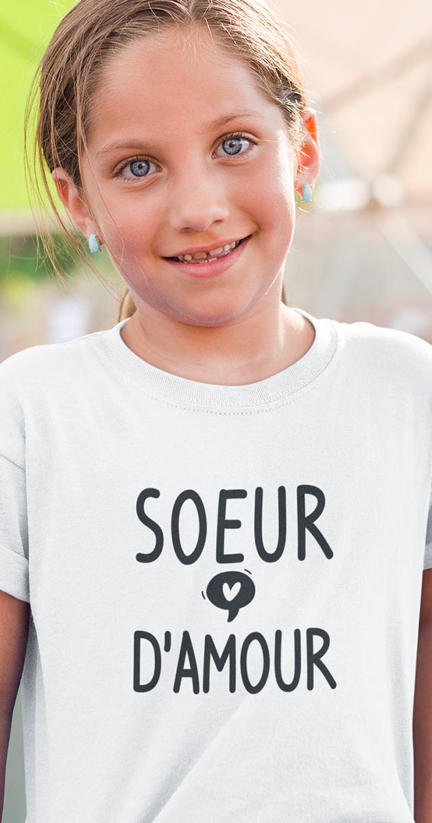 Jeune fille portant fièrement le t-shirt "Sœur d'amour" en souriant