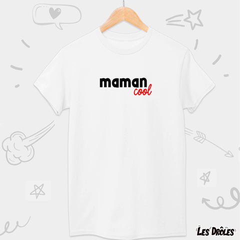 T-shirt "Maman Cool" joliment présenté avec des accessoires tendance