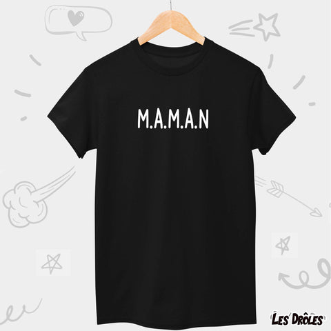 T-shirt "Maman" posé délicatement sur un fond