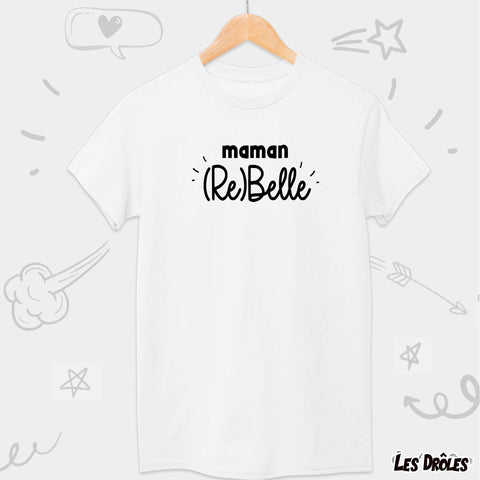T-shirt "Maman Rebelle" mis en scène avec des accessoires rock'n'roll