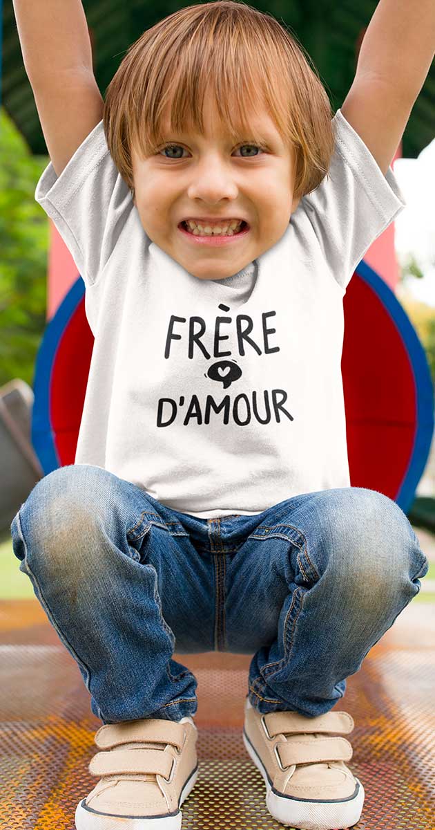 Un garçon riant, portant le t-shirt "Frère d'Amour"