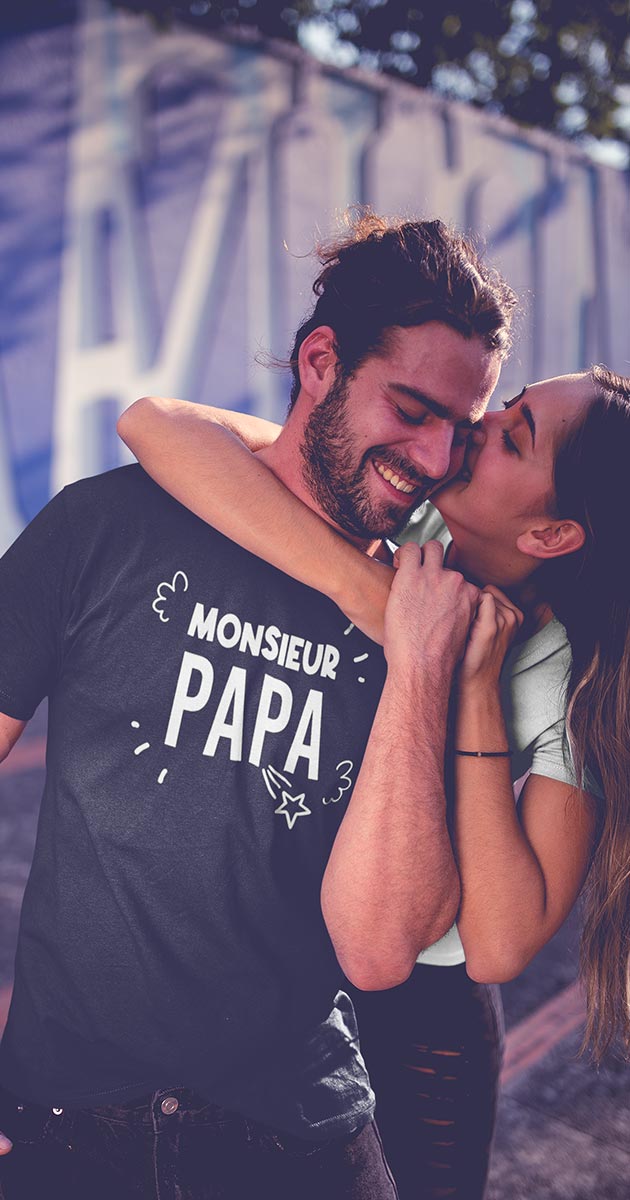 Monsieur Papa, portant son t-shirt, avec sa femme qui l'entrelace